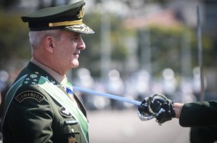 General do Exército discursa pela manutenção da prisão arbitrária de Lula