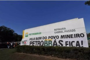 Petroleiros fazem manifestação contra a privatização de refinaria Regap em Betim (MG)