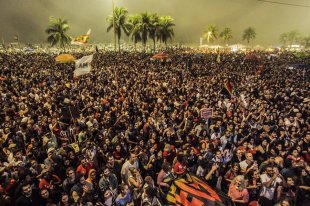 Show reúne dezenas de milhares em Copacabana contra Temer e por eleições diretas