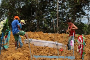 Sem resposta para crise, Wilson Lima obriga famílias a enterrarem os próprios parentes no AM