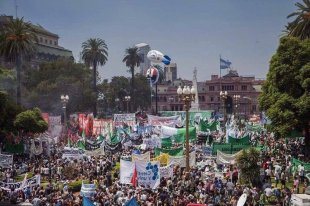 Com a Praça de Maio cheia, funcionários públicos mostram que vão lutar