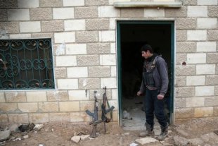 Grupos opositores na Síria dizem que o governo rompeu o cessar fogo