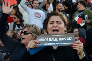 Aprovada medida de arrocho salarial contra professores e servidores do Paraná