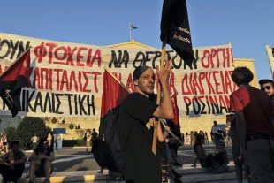 Parlamento grego vota memorando, entre protestos e greves de empregados públicos
