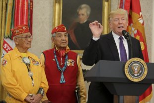 Racista Trump chama senadora indígena de 'Pocahontas', e completa “mas eu gosto de vocês”