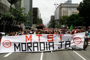Ato do MTST fecha Avenida Paulista contra a paralisação do Minha Casa, Minha Vida