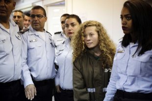 Estado racista de Israel prende nove palestinos da família da jovem Ahed Tamimi