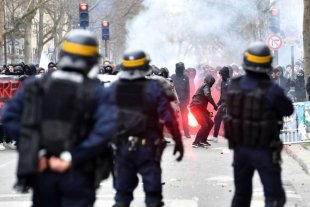 Macron reprime ferroviários contra ataques ao funcionalismo público na França