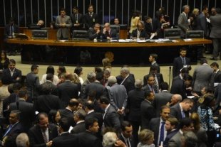 Câmara adia para quarta-feira projeto de Dilma que torna manifestações terrorismo