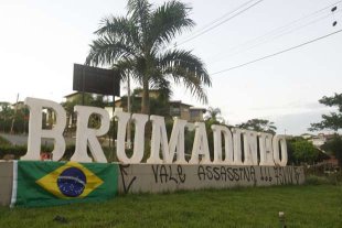 "Vale Assassina": pichação na entrada da cidade expõe o ódio dos moradores de Brumadinho
