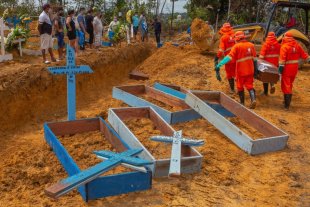Tragédia: em Manaus, população abre caixões para conferir corpos e urubus sobrevoam valas