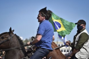 Aumentam em 140% as mortes por Covid-19 e Bolsonaro desfila cavalgando sobre os mortos