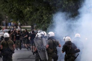 Polícia grega reprime manifestação contra uma lei que criminaliza os protestos sociais