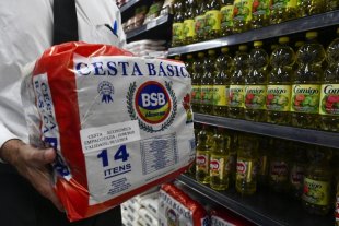 Bolsonaro reduz o auxílio à metade enquanto alimentos básicos têm alta de 28% nos preços 