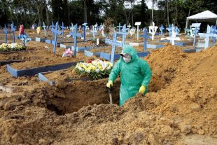 Mais de 800 mortes por COVID no dia em que discurso de Bolsonaro na ONU minimiza pandemia