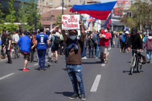 Chile: "Não caiu, o jogaram": Manifestações em repúdio a tentativa de assassinato de um jovem por carabineiros
