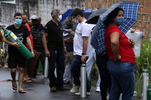Desesperados, familiares fazem fila para comprar oxigênio em Manaus