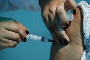 Paes anuncia suspensão da vacinação no RJ a partir de quarta-feira por falta de doses