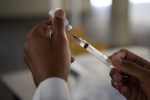 Vacinação de grupos prioritários só deve terminar em setembro devido à escassez de vacinas