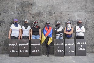 Mães colombianas enfrentam a repressão policial para proteger os manifestantes