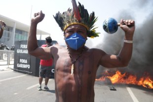 Indígenas queimam caixão de 10 metros contra medidas de morte de Bolsonaro, Congresso e STF