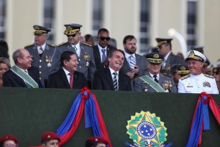 Para os militares, Bolsonaro é bolso cheio: R$757 por mês em novos benefícios