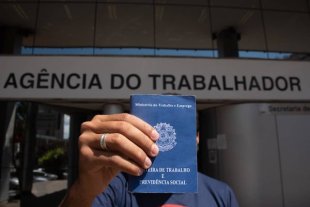 Renda média do trabalhador brasileiro despenca e tem o menor valor em uma década