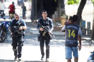 Após jovem ser assassinado pela PM no Jacarezinho (RJ), moradores protestam em meio a tiros