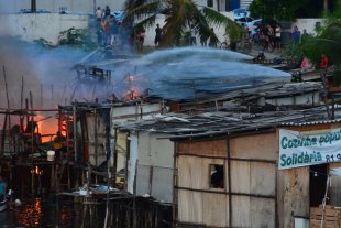 Palafitas pegam fogo no Pina, em Recife