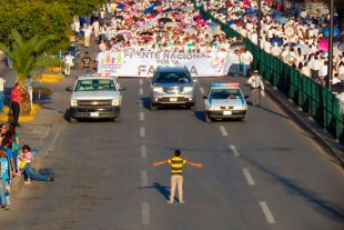 Menino enfrenta multidão que protestava contra o matrimônio igualitário