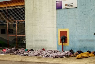 Política higienista de João Dória deixa moradores da Cracolândia dormindo no chão