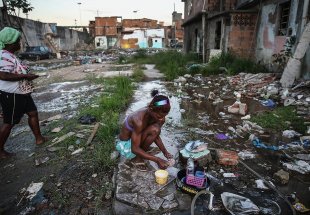 Moradores de favela realizam, em média, menos de duas refeições por dia durante pandemia