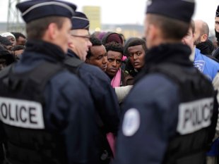 França começa retirada de imigrantes e refugiados de campo de Calais