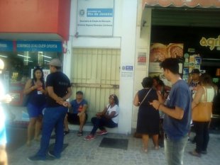 Professores de Niterói protestam contra fechamentos de turmas e autoritarismo da SEEDUC