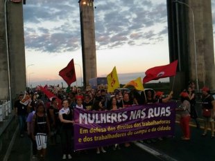 8 de Março inicia com grande marcha em Porto Alegre
