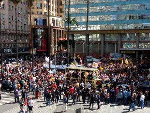 Municipários em greve realizam grande ato em frente à prefeitura de Porto Alegre