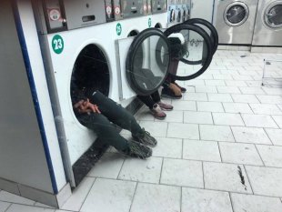 O capitalismo deu certo: menores imigrantes procuram calor em máquinas de lavar em Paris