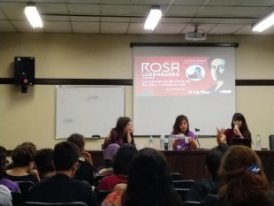 Lançamento da biografia da Rosa Luxemburgo na UFRGS reúne dezenas de pessoas