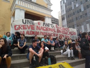 Estudantes em greve da UFSC exigem que UNE e ANPG organizem uma greve nacional da educação