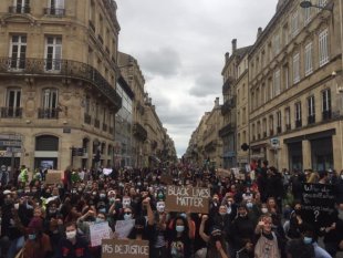 Franceses enfrentam as proibições e fazem manifestações por todo o país contra o racismo e a violência policial