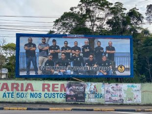 Atiradores amadores pró-Bolsonaro publicam outdoor usando roupas com escudo do exército em Manaus