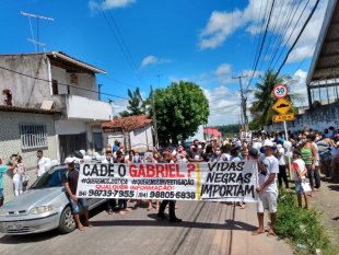 300 moradores do Guarapes e apoiadores gritam por Justiça ao Gabriel em Natal-RN