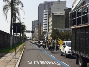 "Privilegiados são os políticos" diz trabalhadora do Correios em carreata em Porto Alegre