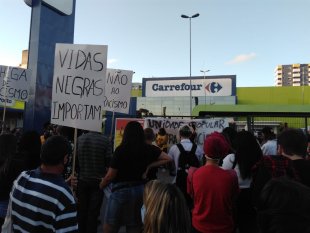 Ato no Carrefour de Gravataí RS reúne manifestantes exigindo justiça para Beto 