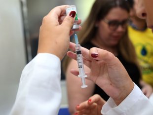 Brasil só tem vacinas para 4% do grupo prioritário