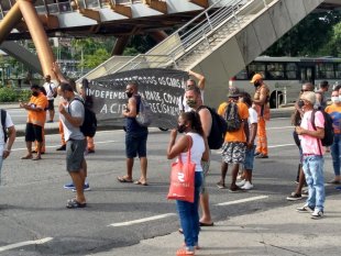 Garis exigem vacinação da categoria em ato na prefeitura do Rio