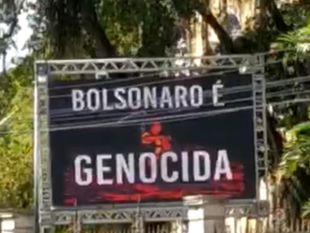 Bolsonaristas ameaçam jogar bomba em Sintufrj por cartaz com "Bolsonaro Genocida"