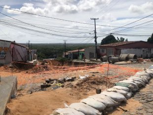 "Começou a abrir muito rápido, a gente se assustou", diz vítima sobre cratera em Felipe Camarão