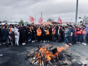  Refinaria da Normandia: Enorme demonstração de solidariedade frente a reintegração