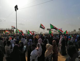 Milhares se mobilizam no Sudão apesar do acordo entre a oposição e o exército